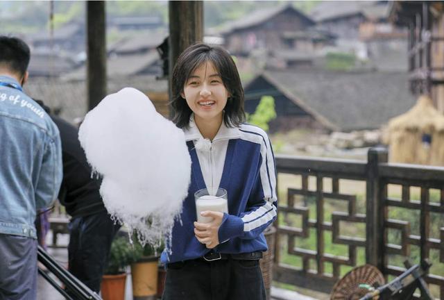 张子枫■向往的生活发首个海报，C位非他莫属，张子枫真受宠