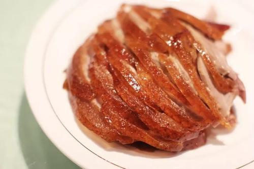 『北京烤鸭』吃北京烤鸭时被问:鸭架要炸还是煲汤?千万别犹豫,回答这4个字