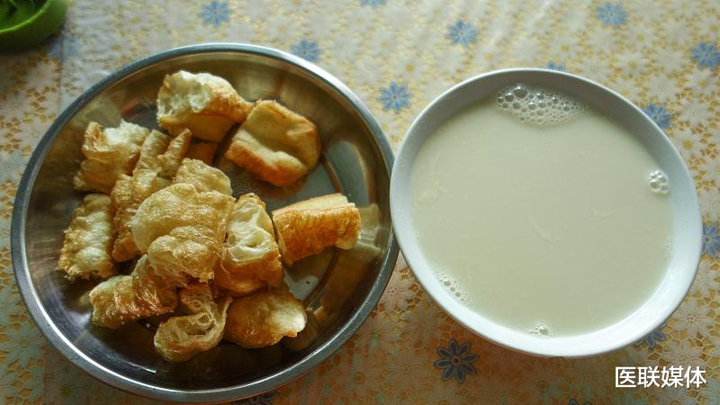 尿酸|喝豆浆能把尿酸降下来？保持5个习惯，尿酸或会“乖乖”降