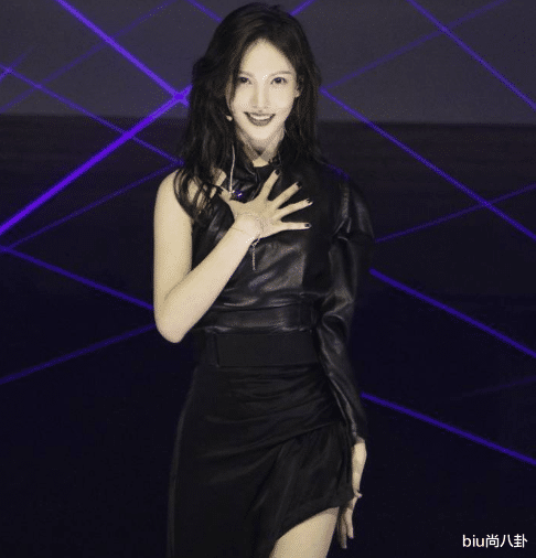 金晨@金晨侧身高抬腿，却忘记自己穿的是短裤，黄晓明的救场堪称教科书