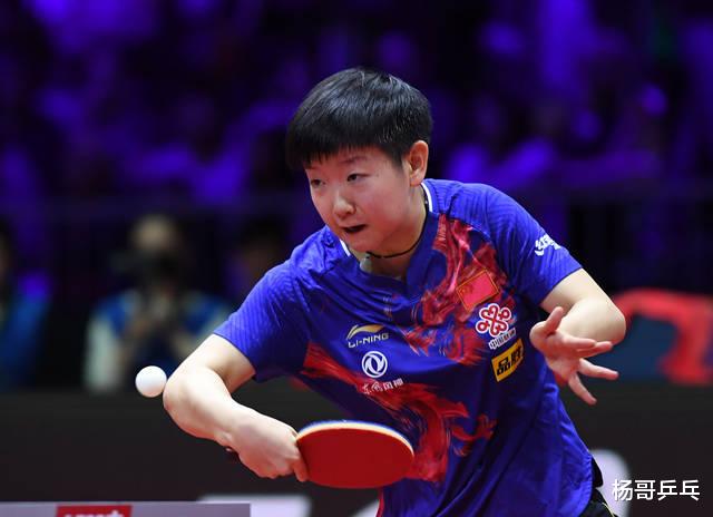 孙颖莎▲她第一次参加世界大赛就在决赛中担任第一单打，刘诗雯送她三个字