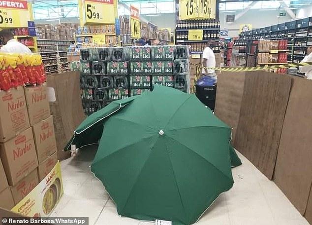 |销售员店内猝死，巴西卖场竟以\雨伞遮蔽遗体\，继续营业4小时