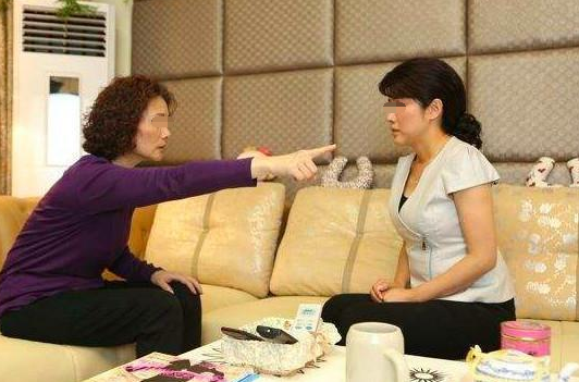 乡亲们|哥供弟上学,弟弟高考686分,回家后村长拿出木盒,弟弟抱头痛哭