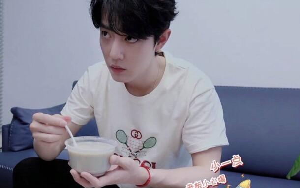 |“吃播”肖战上线自称自己太胖,一秒之内上演两次360度大变脸