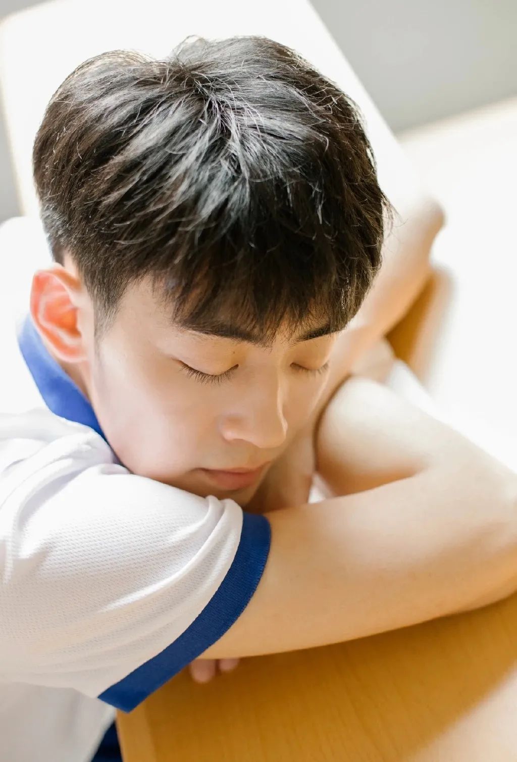 舔屏|青春阳光的小鲜肉身高180，六块腹肌引发网友疯狂舔屏