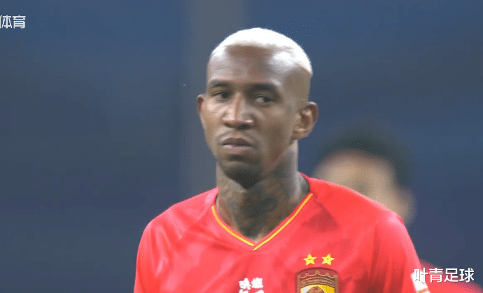 北京国安|韩国主裁不看VAR,直接吹点球!国安急了:5人围上,抗议无效