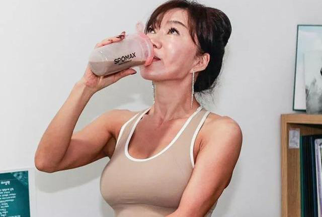 【健身】64岁阿姨与儿子登上杂志，却被误以为是“姐弟俩”，怎么回事？