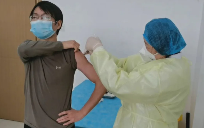 「用药指南」新冠疫苗人体注射有副作用？多人出现发热酸痛，志愿者任超：请相信科学家