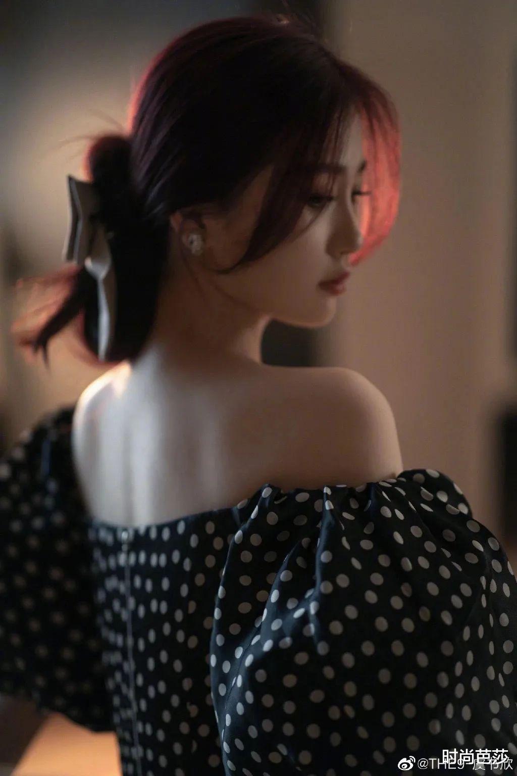 蝴蝶结|戴上蝴蝶结的虞书欣，可不就是在逃公主本人呢？