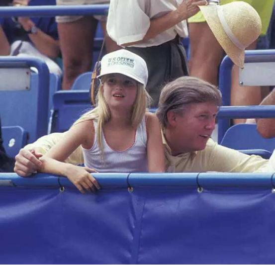 【伊万卡】特朗普真该避嫌了！伊万卡都当妈了，还当众让她又是坐大腿又拉手