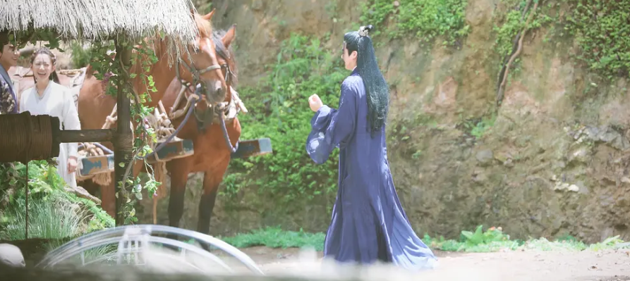 李易峰|李易峰杀青避嫌不和女主同框，片场互动引起粉丝骂战，还波及唐嫣