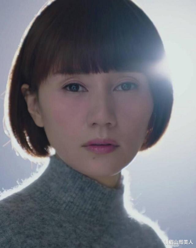发型|女人过了45岁，尽量别留这5种“发型”，显土还显老，有你吗？