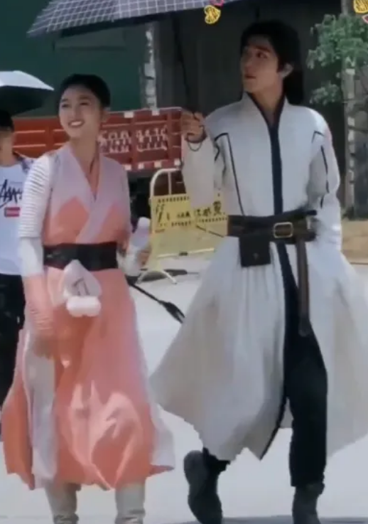 #肖战#肖战吴宣仪的“休息照”被疯传，看清他手上拿的东西：不火才怪！