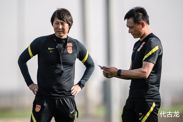 国足：足协忙着辟谣，国足滞留迪拜消息不实，今日回国在三亚落地