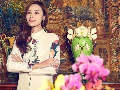 裙装■叶一茜气质太迷人，焦糖色V领裙装秀纤腰，清爽短发真耐看