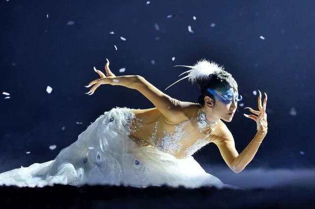 小彩旗@春晚连转4小时的小彩旗，21岁胖到认不出，杨丽萍: 不考虑再培养她