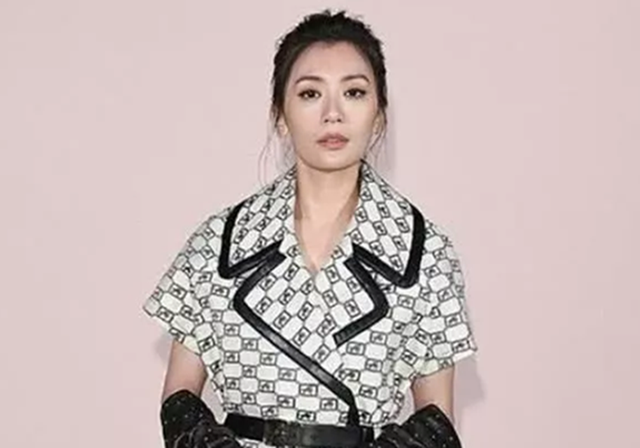 黄圣依|贾静雯和黄圣依同框,关掉美颜和滤镜,一个是真美一个却被说垮