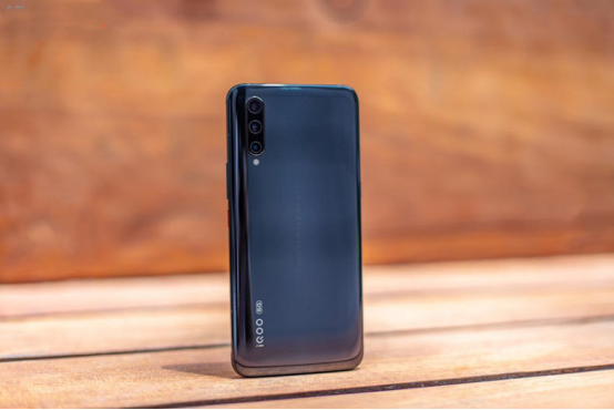iQOO 5|iQOO 5对阵redmi K30，这轮究竟谁胜谁负？