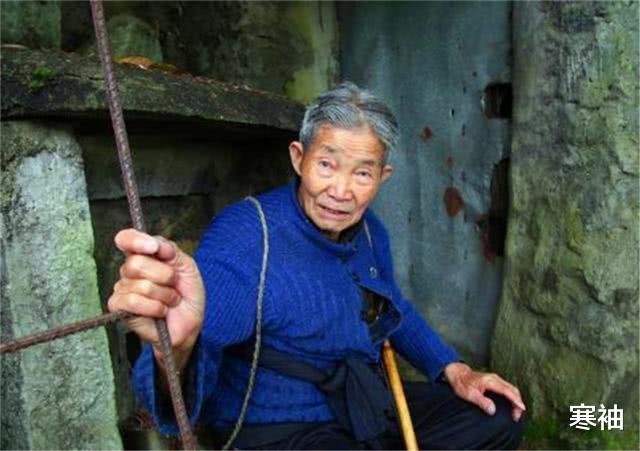 『垃圾分类』妻女早逝，38岁家中只剩他一人，60岁立志学医，92岁独自住活人墓