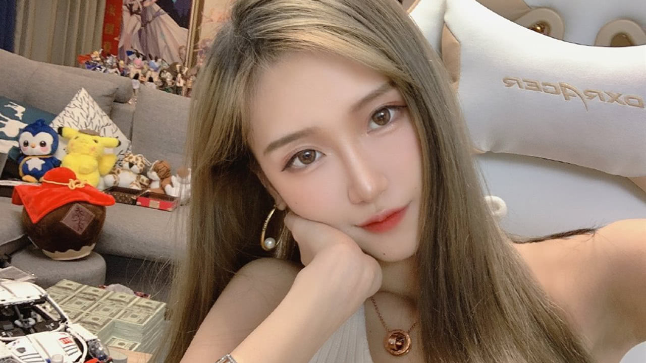 斗鱼▲腐团儿到底有多清纯？穿jk制服发福利努力后退，裙摆扬起瞬间美哭了