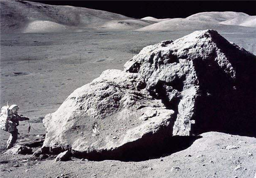 月球▲50年前，美国在月球插了一面旗帜，如今被卫星拍到，情况有些不太对