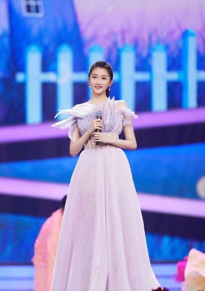 明星|央视国庆晚会女明星同台斗艳：李沁美炸热巴显老，万茜被嘲最丑