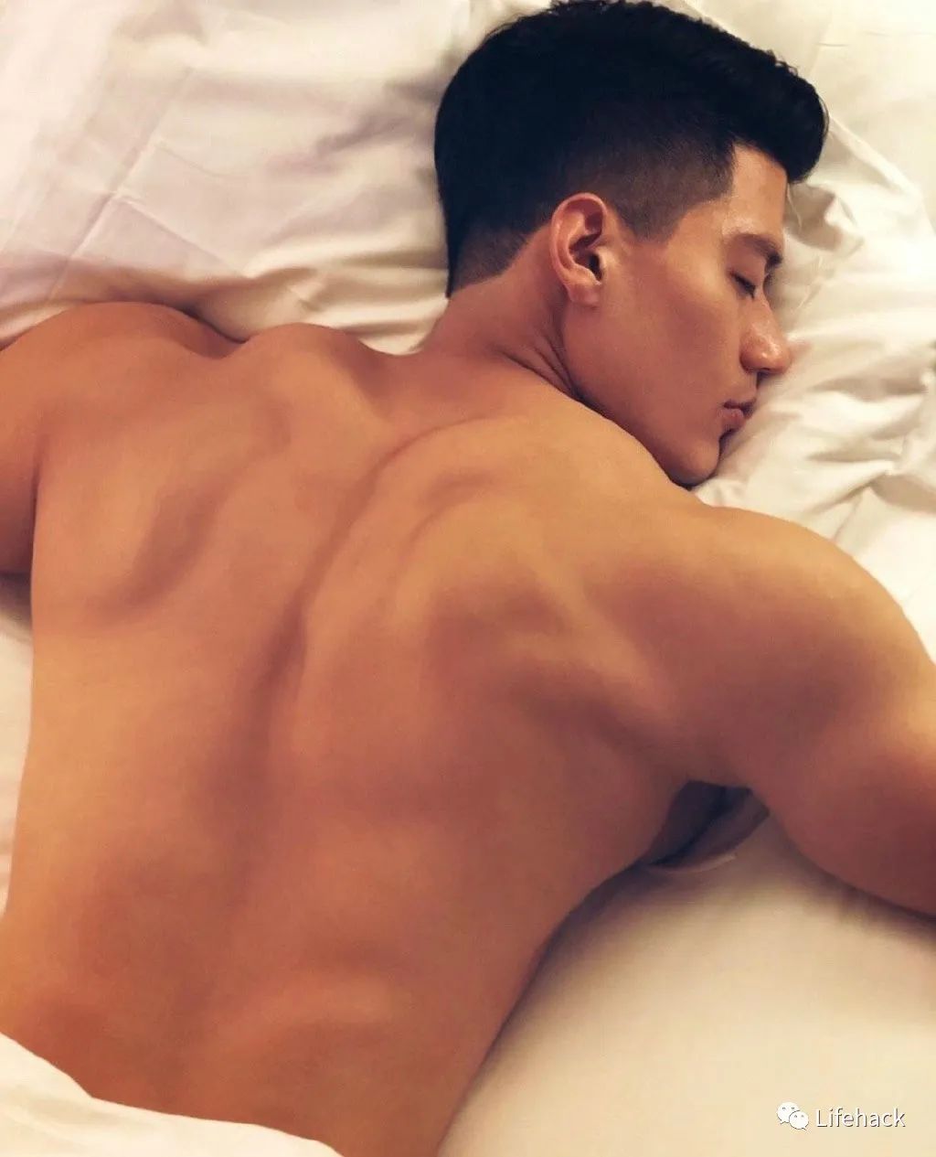 []这张肌肉男背影照让网友不淡定了