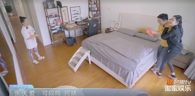 杨迪|杨迪妈妈做13道大菜，张天爱怕胖一口不吃，蓝莓都不洗直接吃