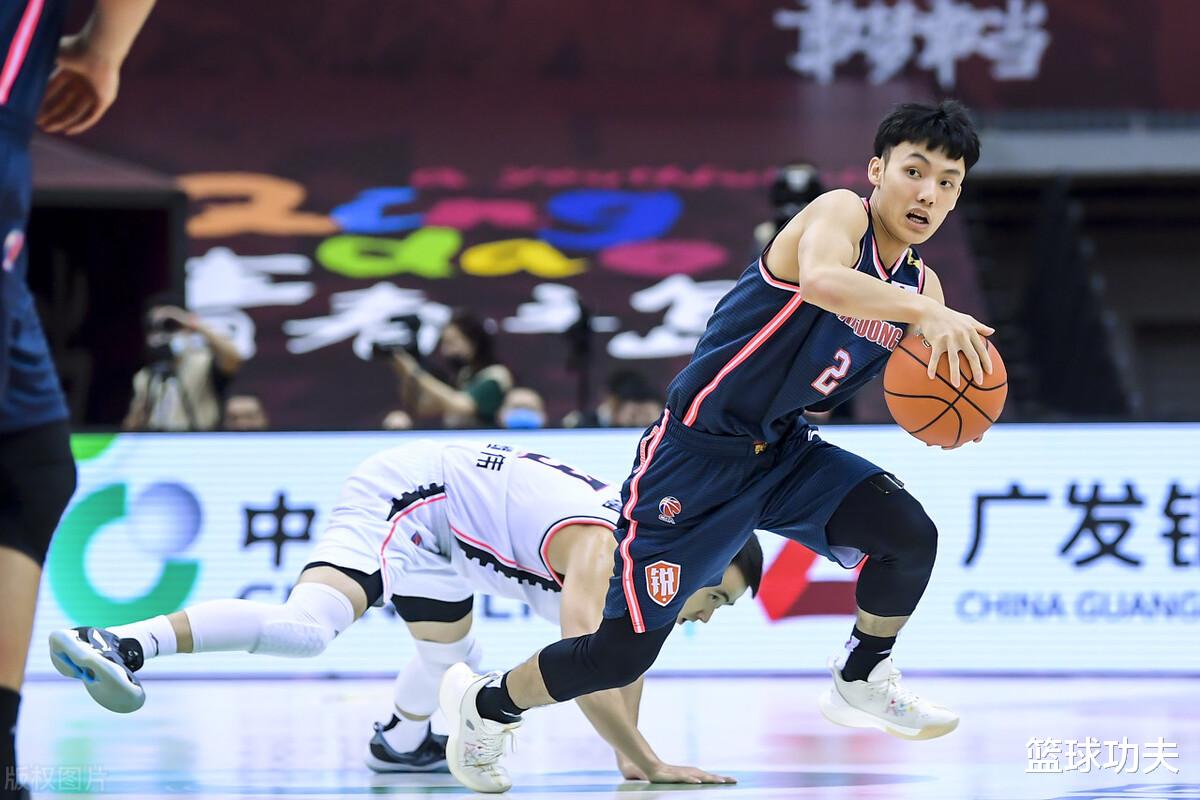 易建联|耻辱大逆转，杜峰板着脸一言不发！苏群送4个字 谁又注意到易建联的举动？