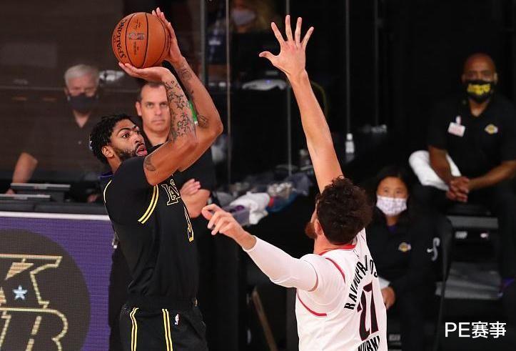 开拓者队|湖人稳了！杨毅直言开拓者没戏了，根本不看下半场，双塔太致命