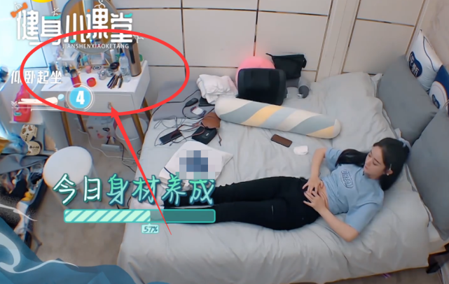 赵丽颖|录真人秀化妆有助理还是自己动手？看到赵丽颖化妆桌的摆放，一目了然！