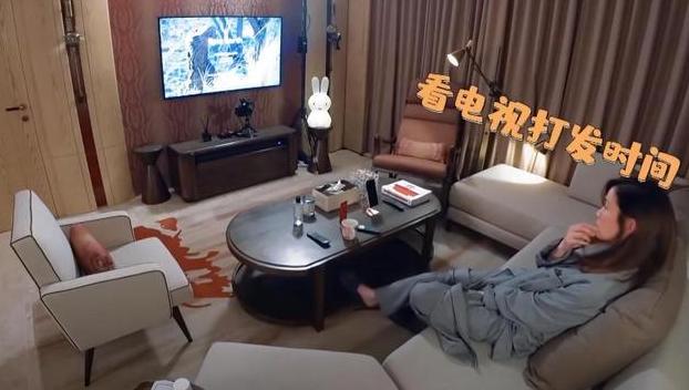 |参观港星佘诗曼的家,香港的房子都这么小吗,家具摆放都要很紧凑