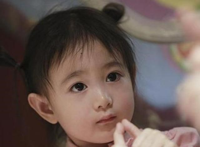 奥莉|有种“毁容”叫奥莉长大，近照曝光引热议，如今8岁越长越像妈妈