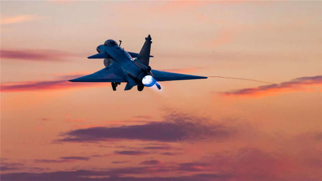 「伊朗」伊购买歼-10或受阻？出手者比美国威胁还大，警告敢卖就断供石油