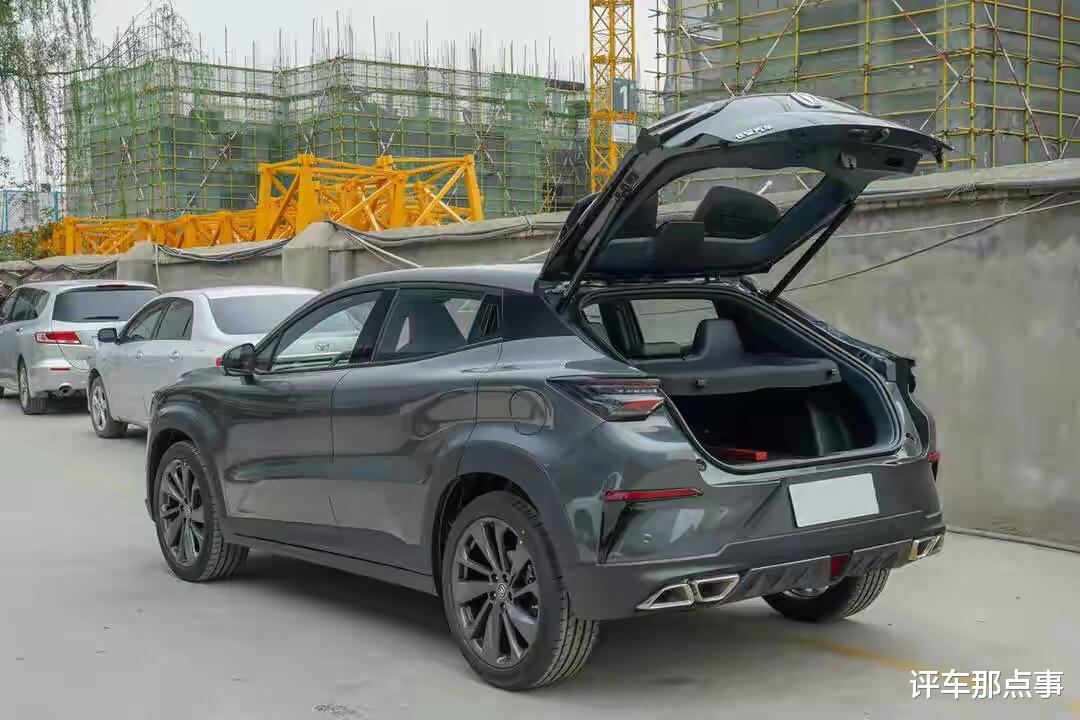 「动力」国产“新王”来了！1.5T爆300牛米，10.3寸大屏+四排气，比X6帅气