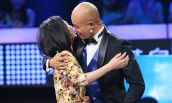 周杰伦▲二十岁娶三妻生三孩, 曾想索吻谢娜侮辱金星, 现在街头商演无人认识