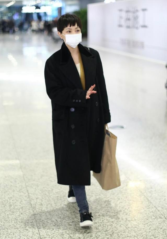 穿衣搭配@郭采洁\奶奶发\好有个性，穿搭休闲满脸胶原蛋白，嫩得不真实