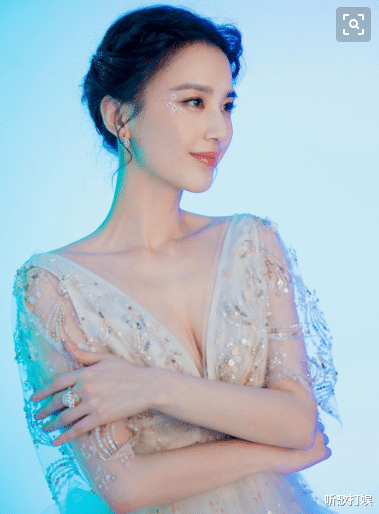 【黄圣依】黄圣依过于强势被吐槽，给队长分配歌词，丁当几度开口都被打断