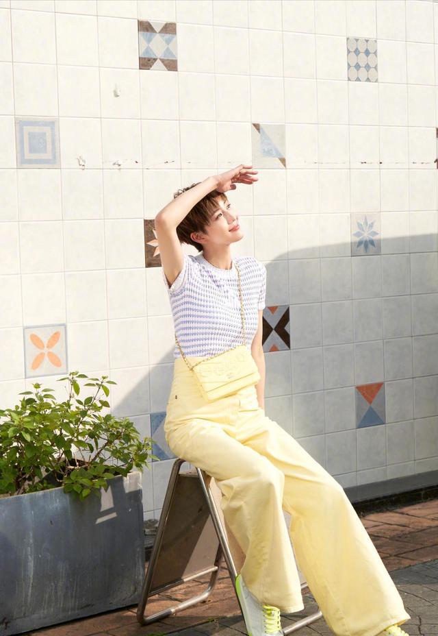 短发|张钧甯越来越飒，穿鱼鳞亮片裙成人群焦点，短发造型过目难忘