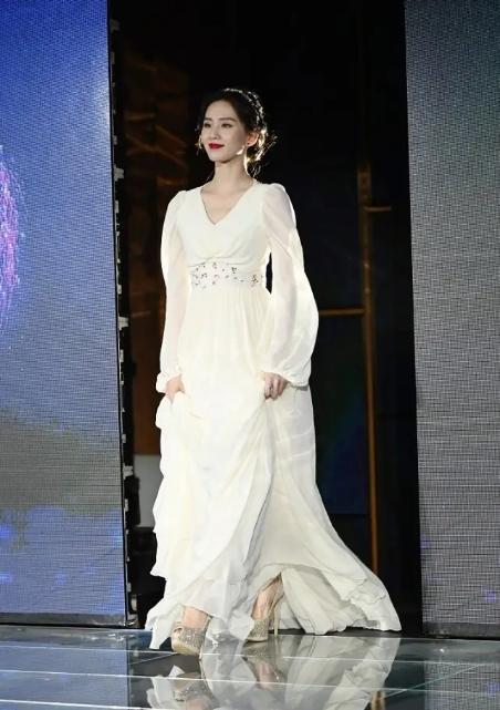 刘诗诗|刘诗诗好幸福！穿印花裙配披肩满是贵妇感，老公贴身相伴爱意足