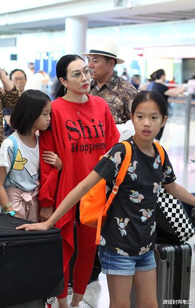 #钟丽缇#钟丽缇越来越自信！穿“体操裤”高调亮相，胯大腿粗藏不住肉感