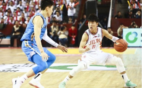 姜伟泽|新生代的后卫姜伟泽和徐杰谁更优秀?