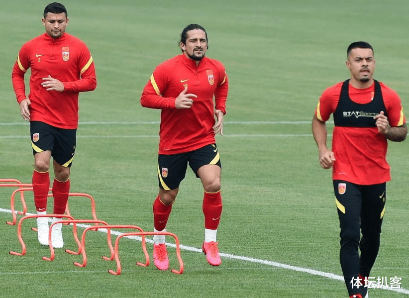 里卡多·高拉特：晚上23点，国足传来好消息，高拉特正式表态：等待中国队召唤我！