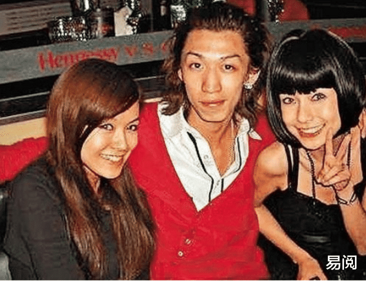 「黄磊」杨颖在日本打拼时太卑微,被人直接“酒瓶怼嘴”,还得强颜欢笑