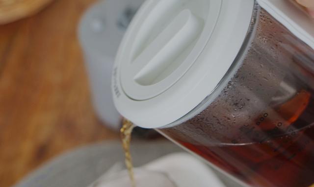 食材|秋冬进补，多喝这杯养生汤，四种食材煮一壶，手脚暖和睡得香