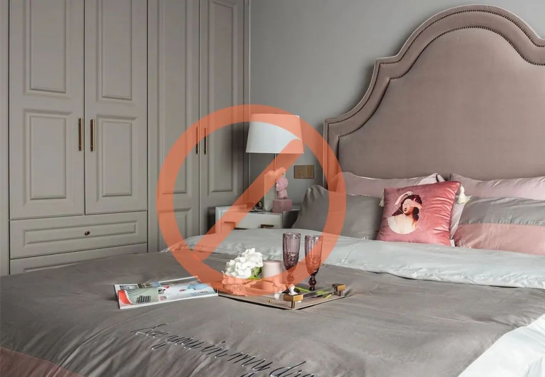 @卧室放不下床头柜，睡前眼镜、手机没处放？设计师家这样装，简直太棒！