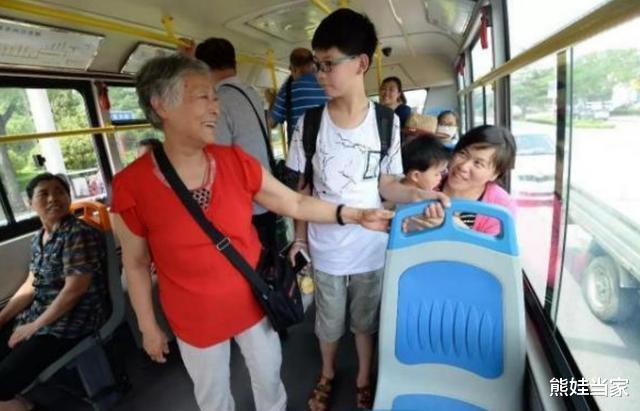 女孩@10岁女孩遭老人强制让座,妈妈霸气回怼,给全车人都上了一课