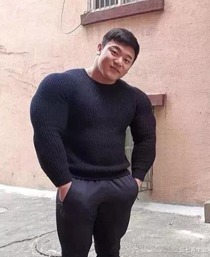 烟雾病■220斤肌肉男只练上身，导致比例失常，上演现实版的“绿巨人”