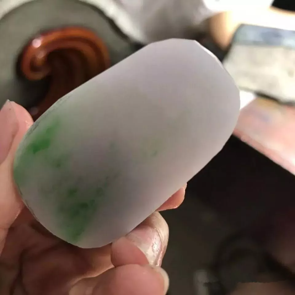 翡翠|小表妹被老缅忽悠买下一块翡翠原石，切开后反而涨了！