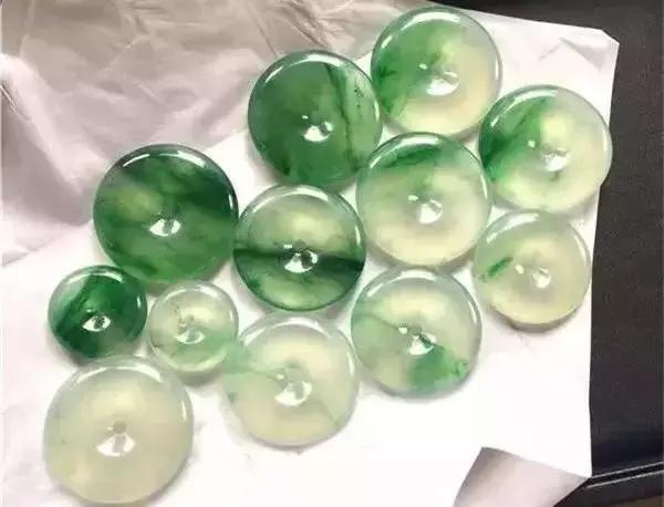 [飘花翡翠]高冰飘花翡翠被大叔“大胆”全做了平安扣，围观者偷笑奇蠢如猪，